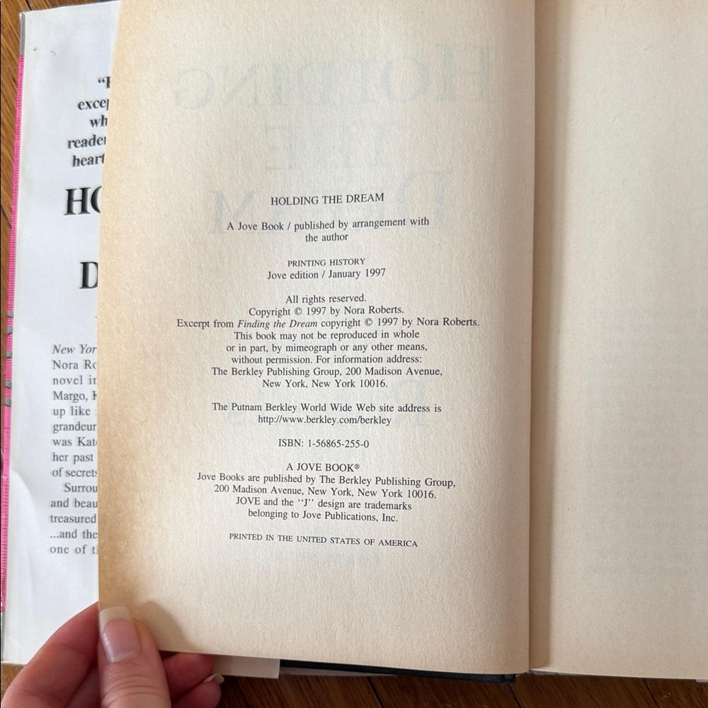 Nora Roberts - Holding the Dream hardcover - Picture 9 of 16